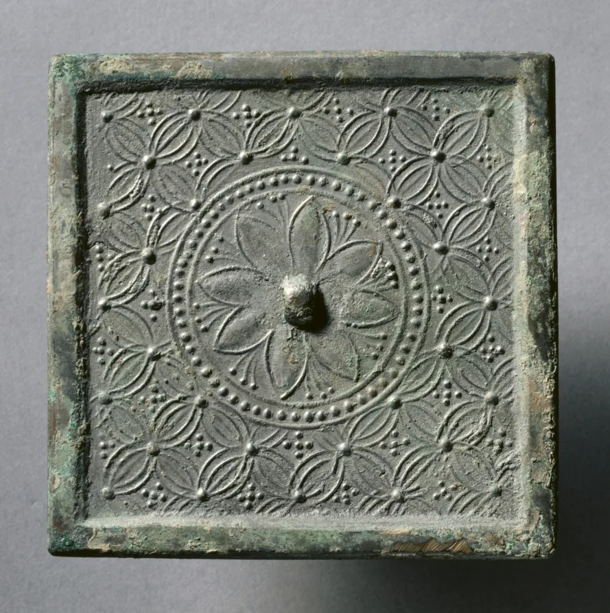 Square Mirror with Floral and Coin Motifs — تصویر رکورد موزهٔ هنر کلیولند (دسترسی آزاد)