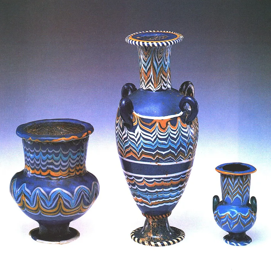 Glass krateriskos (unguent jar) — تصویر رکورد ویکیداده