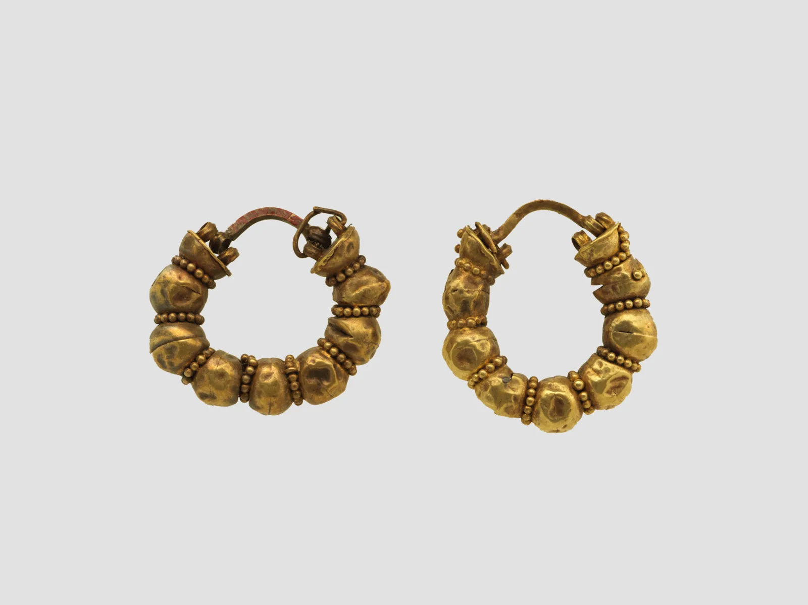 Earrings — تصویر رکورد موزهٔ متروپولیتن (دسترسی آزاد)