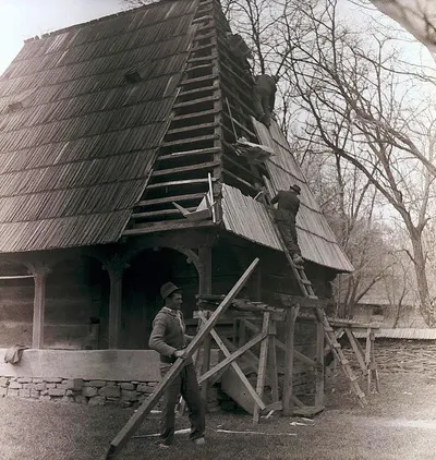 Secvențe din Muzeul Satului - restaurarea învelitorii din draniță a casei Berbești, jud. Maramureș (1980) — تصویر رکورد یوروپیانا — شمارهٔ رکورد 89f0 27ef546339ba