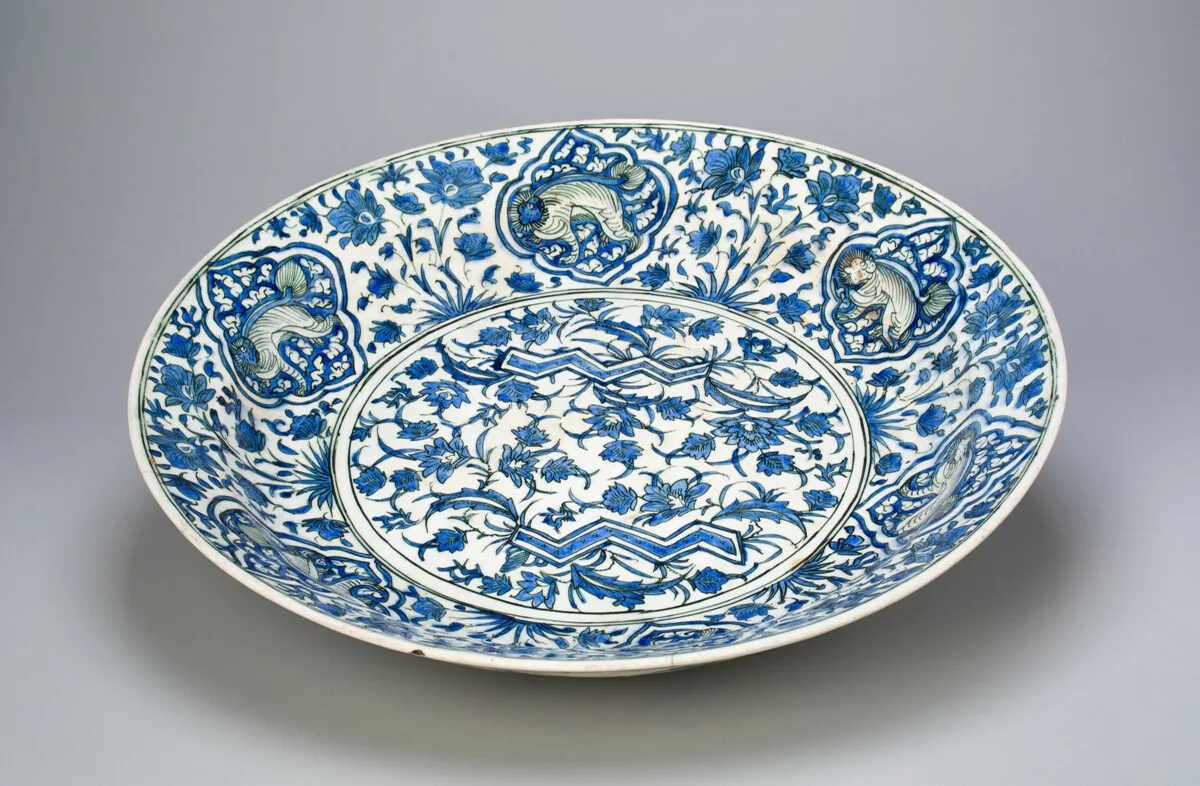 Dish with Floral and Animal Decoration — تصویر رکورد مؤسسهٔ هنر شیکاگو (دسترسی آزاد)