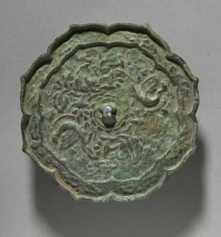 Eight-foiled Mirror with Flower and Phoenix Design — تصویر رکورد موزهٔ هنر کلیولند (دسترسی آزاد)