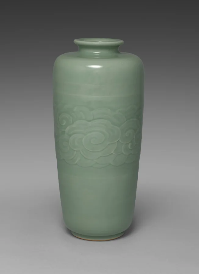Tong-shaped Vase with Band of Cloud — تصویر رکورد موزهٔ هنر کلیولند (دسترسی آزاد)