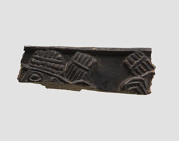 Plaque fragment — تصویر رکورد موزهٔ متروپولیتن (دسترسی آزاد)