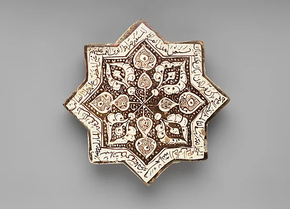 Star-Shaped Tile — تصویر رکورد موزهٔ متروپولیتن (دسترسی آزاد)