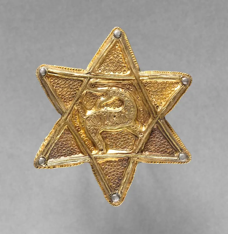 Brooch in the Form of a Six-Pointed Star — تصویر رکورد موزهٔ هنر کلیولند (دسترسی آزاد)