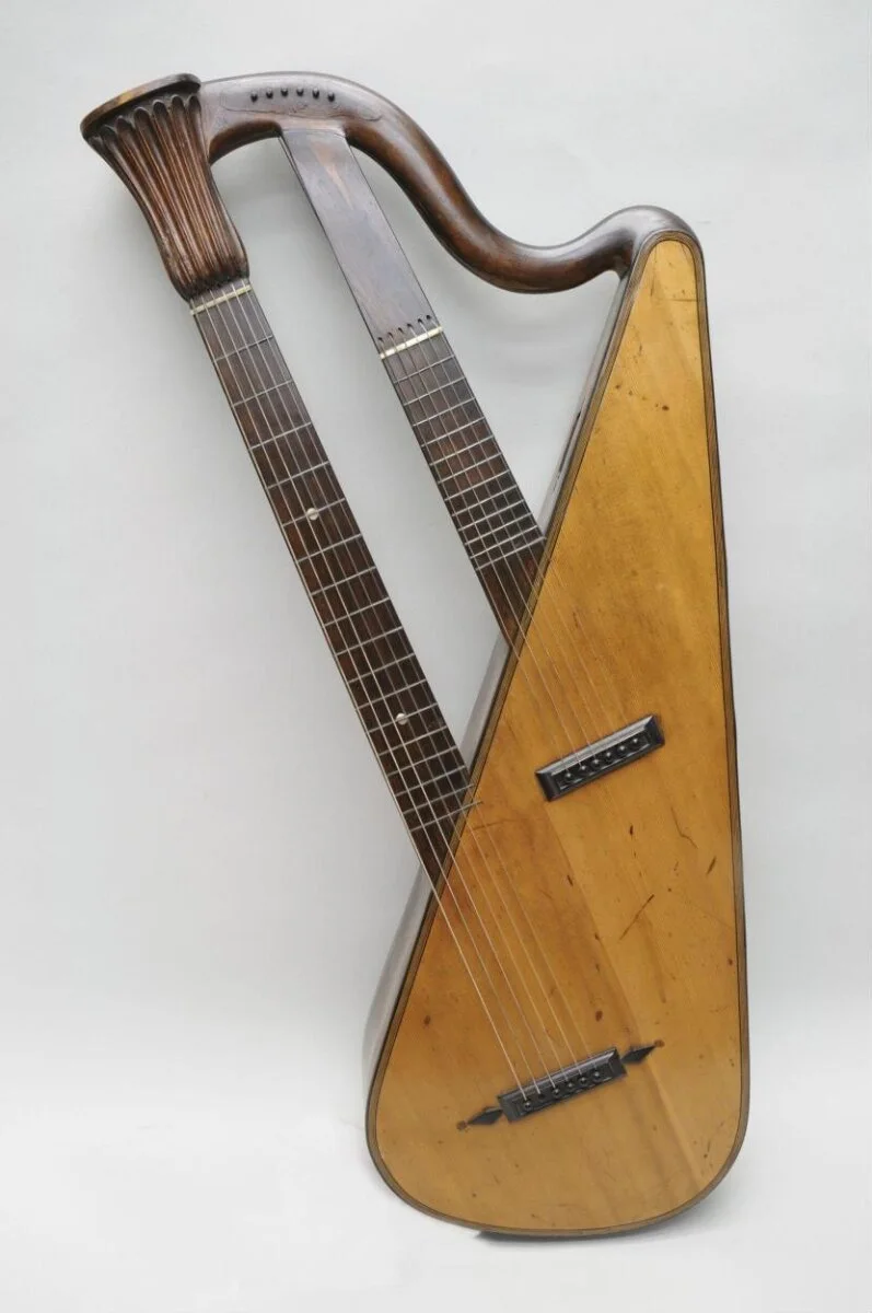 Double harp guitar — تصویر رکورد موزهٔ ویکتوریا و آلبرت