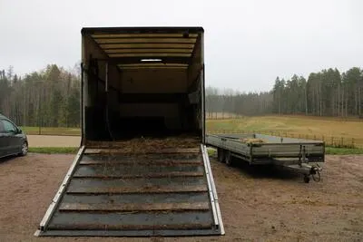 Åfeltin Työhevoset -firman nelipaikkainen hevoskuljetusauto. — تصویر رکورد یوروپیانا — شمارهٔ رکورد 273951