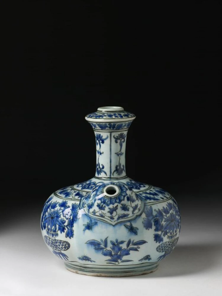 نمای تکمیلی همان اثر — شمارهٔ اموال C.1958-1910