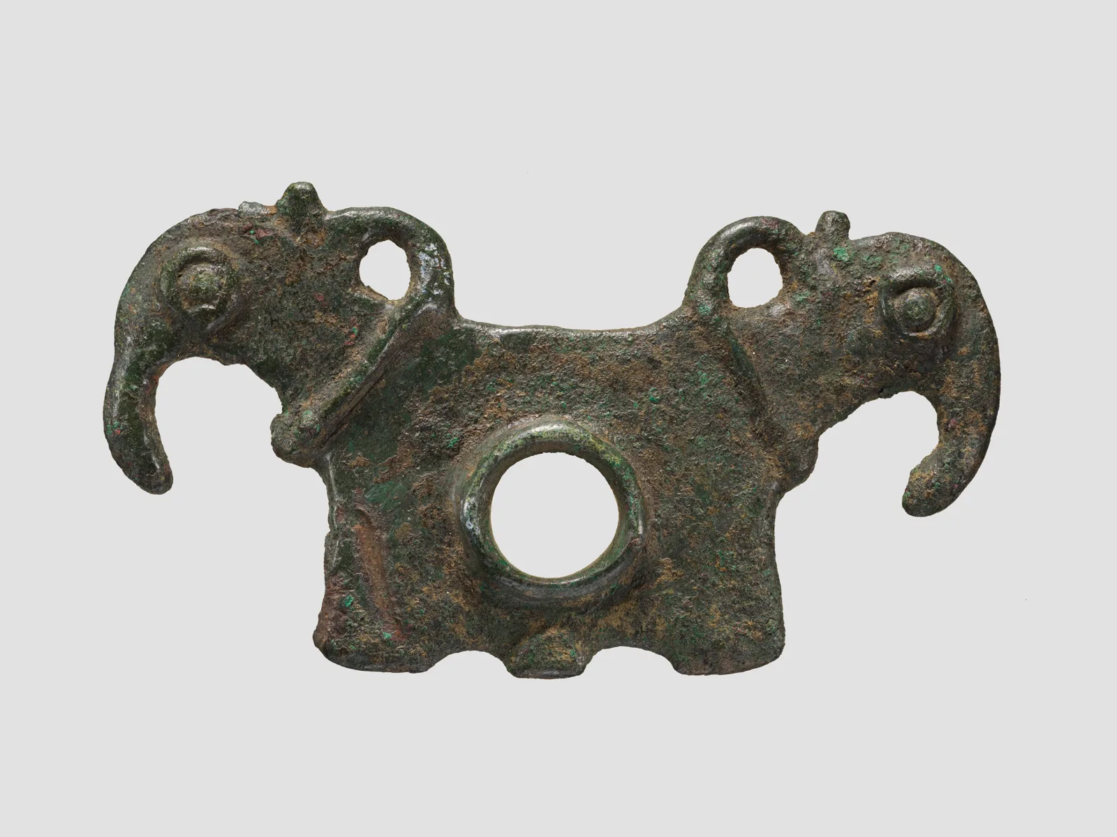 Horse bit cheekpiece in form of addorsed bird heads — تصویر رکورد موزهٔ متروپولیتن (دسترسی آزاد)