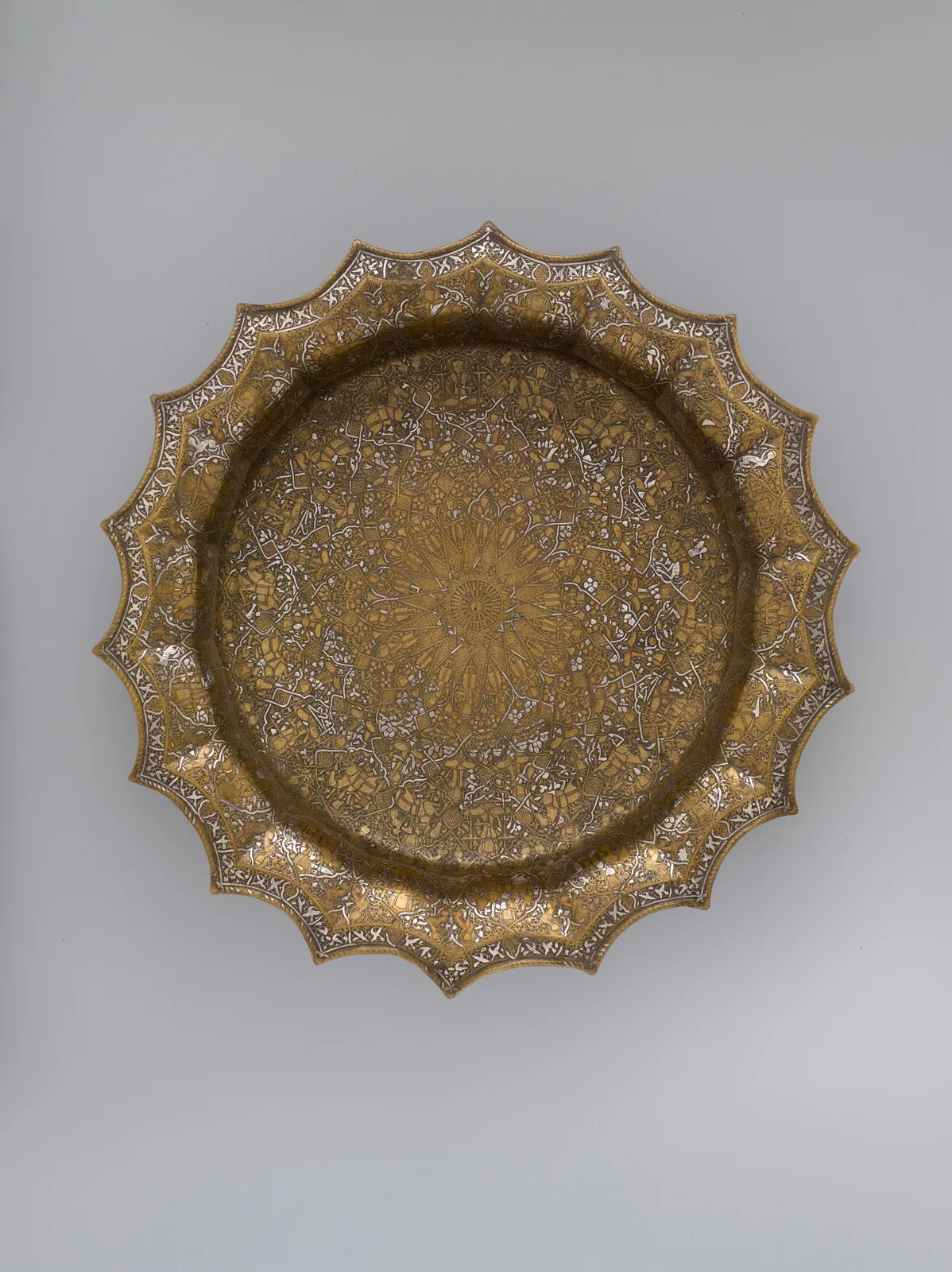 Basin with Figural Imagery — تصویر رکورد موزهٔ متروپولیتن (دسترسی آزاد)
