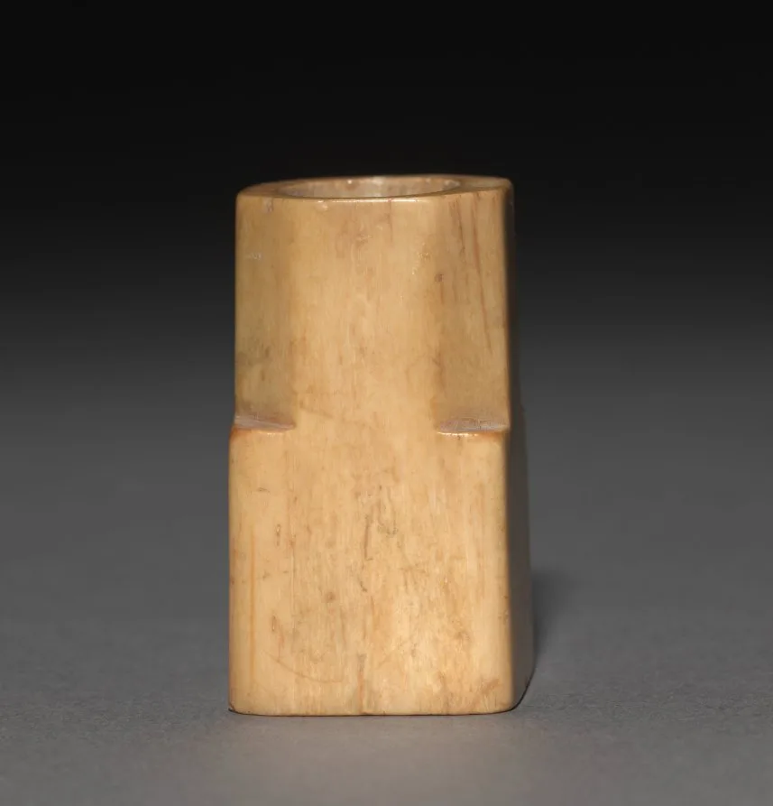 Carved Bone — تصویر رکورد موزهٔ هنر کلیولند (دسترسی آزاد)