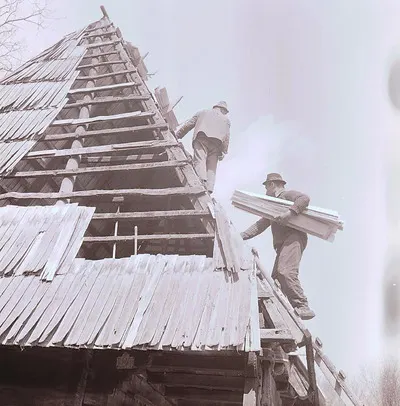 Secvențe din Muzeul Satului - restaurarea învelitorii din draniță a casei Berbești, jud. Maramureș (1980) — تصویر رکورد یوروپیانا