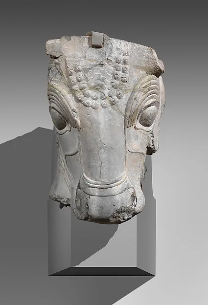 سر گاو از سرستون — نمای تکمیلی ثبت‌شده در رکورد موزه