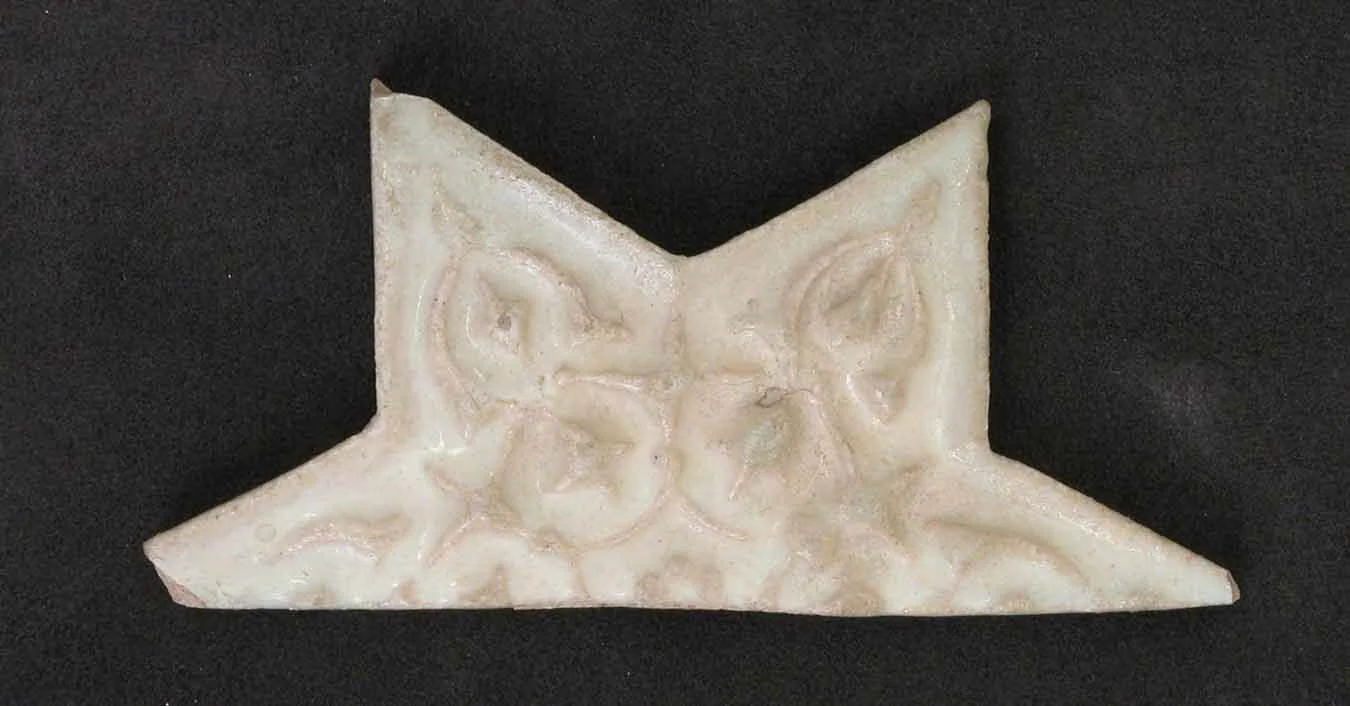 Star-Shaped Tile Fragment — تصویر رکورد موزهٔ متروپولیتن (دسترسی آزاد)