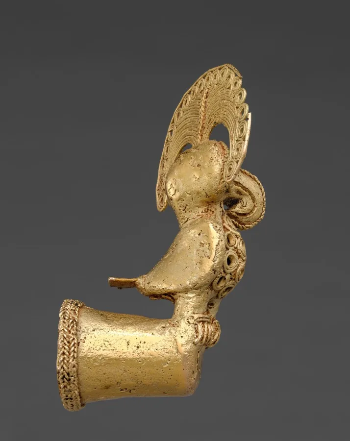سرمناره با پرنده (عقاب هارپی با تاج مگسگیر سلطنتی؟) — نمای تکمیلی ثبتشده در رکورد موزه