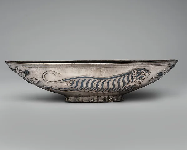 Oval bowl with running tigresses on each side — تصویر رکورد موزهٔ متروپولیتن (دسترسی آزاد)