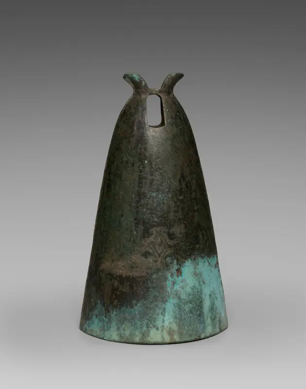 Bell with Diamond-Shaped Insignia — تصویر رکورد موزهٔ هنر کلیولند (دسترسی آزاد)
