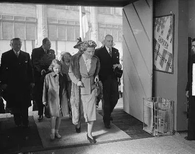 \"Prinses Beatrix verrichtte haar eerste officiële daad met de onthulling van een plaquette met \"het nieuwe wapen van onze Kroonprinses, die is aangebracht in de Beatrix-hal van de Jaarbeurs te Utrec — تصویر رکورد یوروپیانا