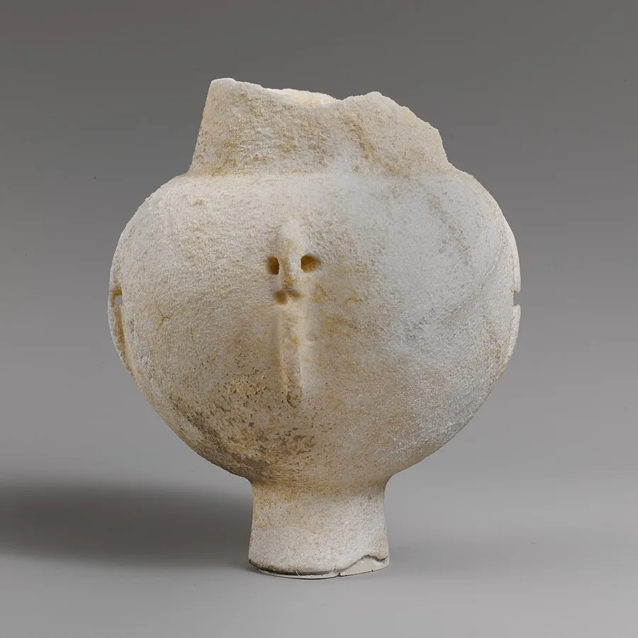 Marble vase with high foot and four lug handles — تصویر رکورد ویکیداده