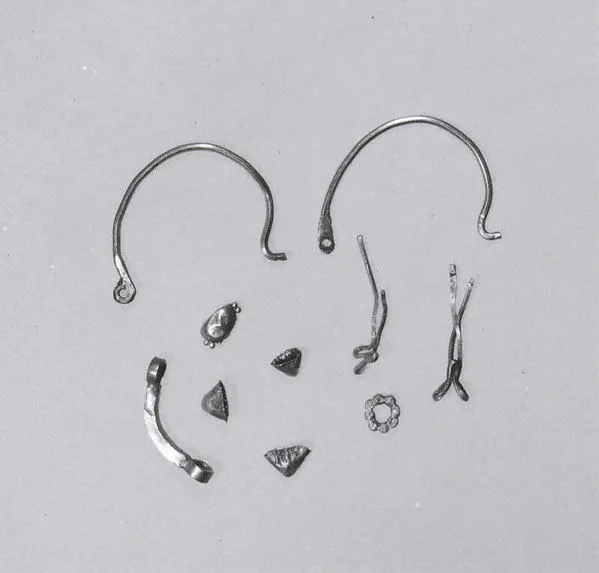 Jewelry fragments — تصویر رکورد موزهٔ متروپولیتن (دسترسی آزاد)