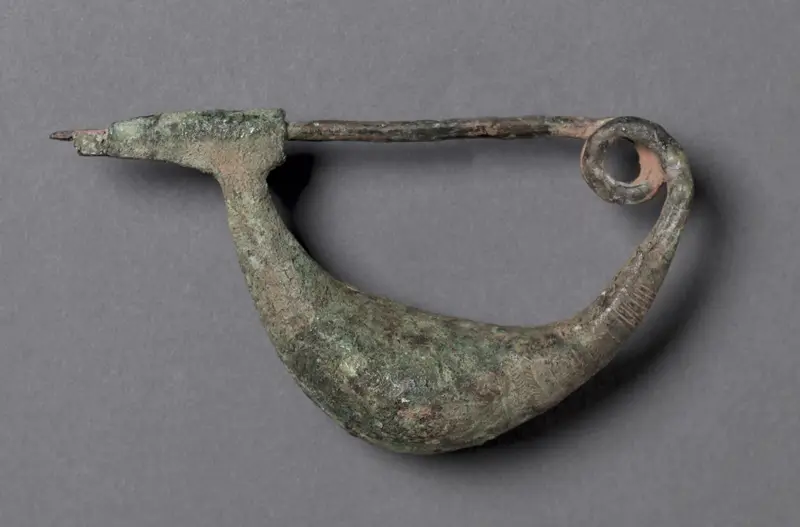 Boat-Shaped Fibula — تصویر رکورد موزهٔ هنر کلیولند (دسترسی آزاد)