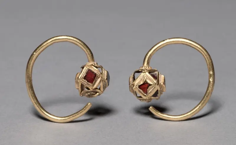 Earrings (pair) — تصویر رکورد موزهٔ هنر کلیولند (دسترسی آزاد)