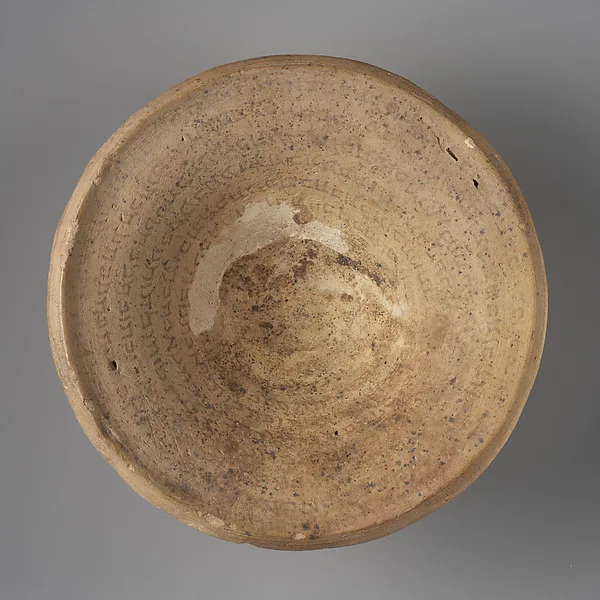Incantation bowl with pseudo-Aramaic inscription — تصویر رکورد موزهٔ متروپولیتن (دسترسی آزاد)