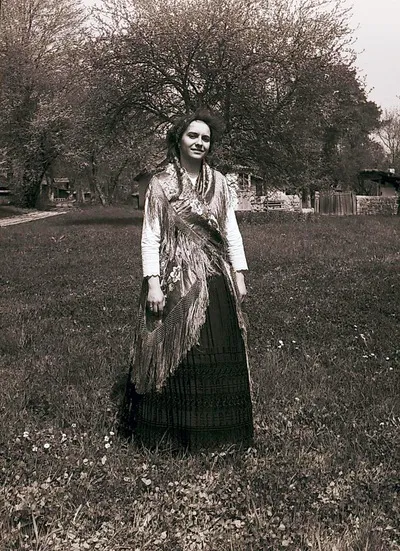 Secvențe din Muzeul Satului. Costum popular femeiesc din colecția muzeului. (1987) — تصویر رکورد یوروپیانا