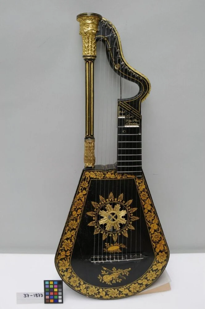 Harp-lute — تصویر رکورد موزهٔ ویکتوریا و آلبرت