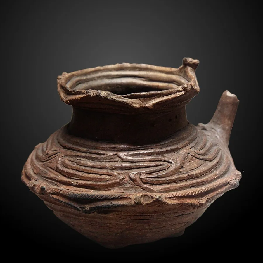 Spouted vase — تصویر رکورد ویکی‌داده
