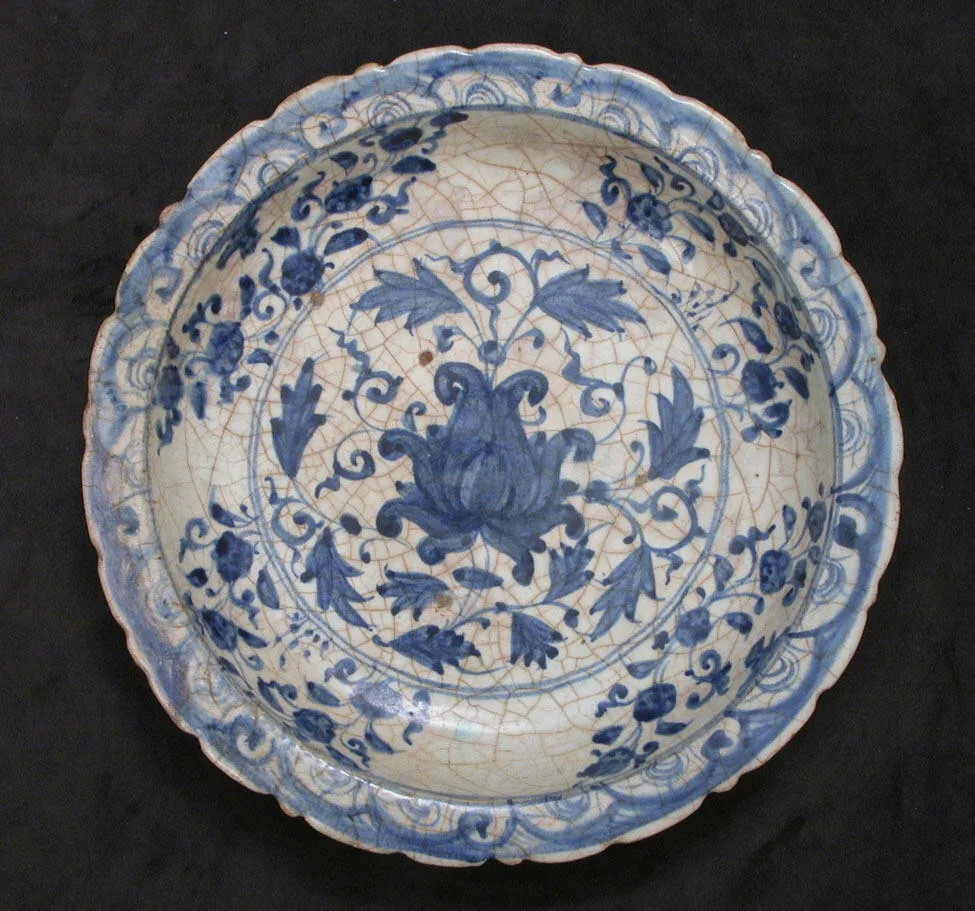 Dish with a Lotus Design — تصویر رکورد موزهٔ متروپولیتن (دسترسی آزاد)