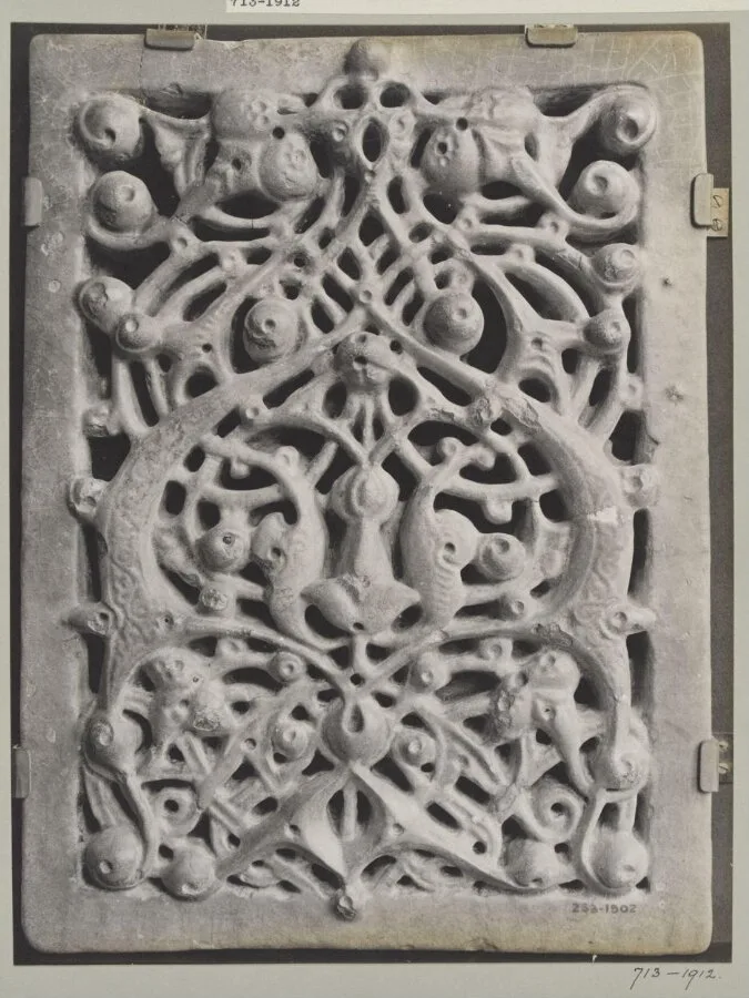Carved and glazed sandstone panel, Persian 14th century, V&A Museum, London — تصویر رکورد موزهٔ ویکتوریا و آلبرت