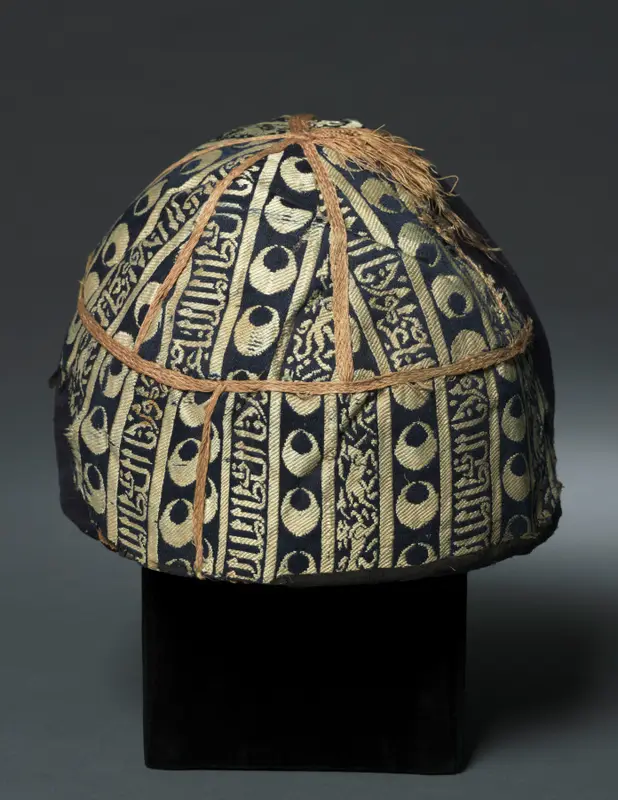 Cap with Striped Inscribed Silk — تصویر رکورد موزهٔ هنر کلیولند (دسترسی آزاد)