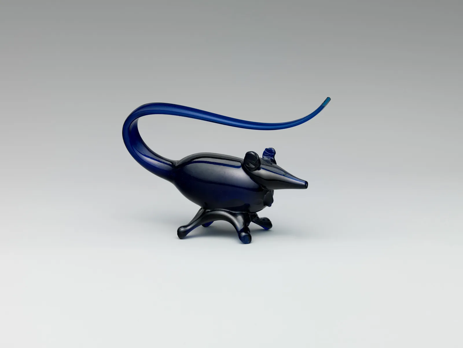 Figure of a Mouse in Deep Blue Glass — تصویر رکورد موزهٔ متروپولیتن (دسترسی آزاد)