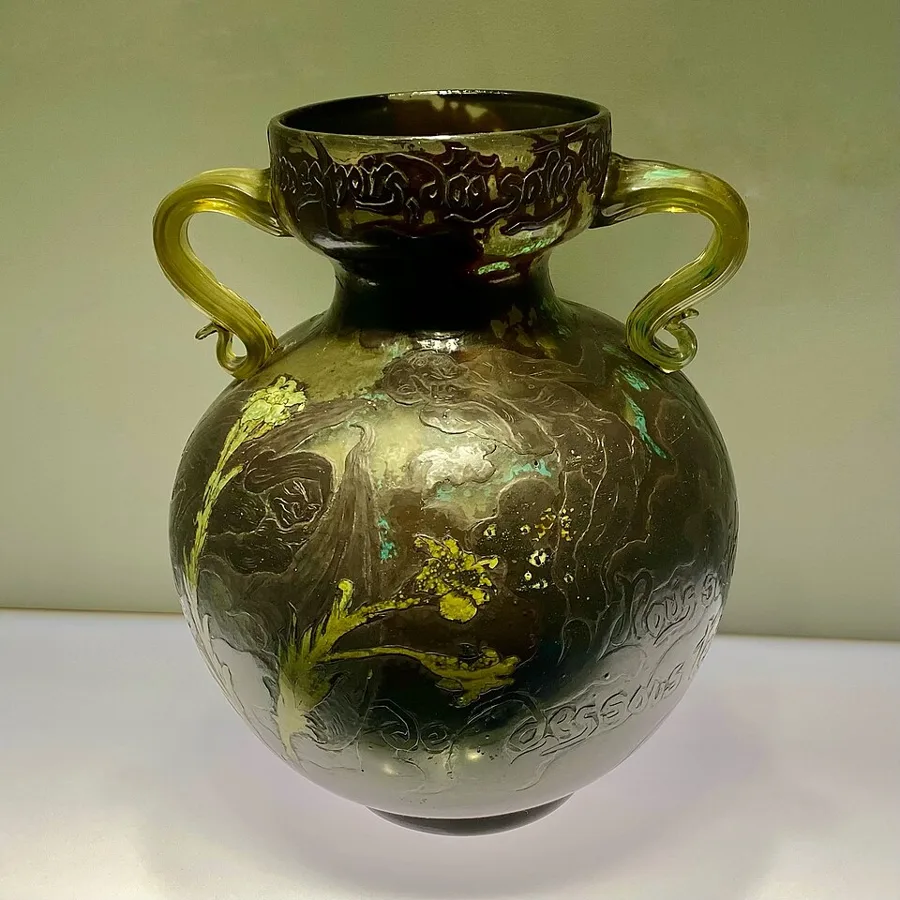 Vase Hommes noirs — تصویر رکورد ویکی‌داده