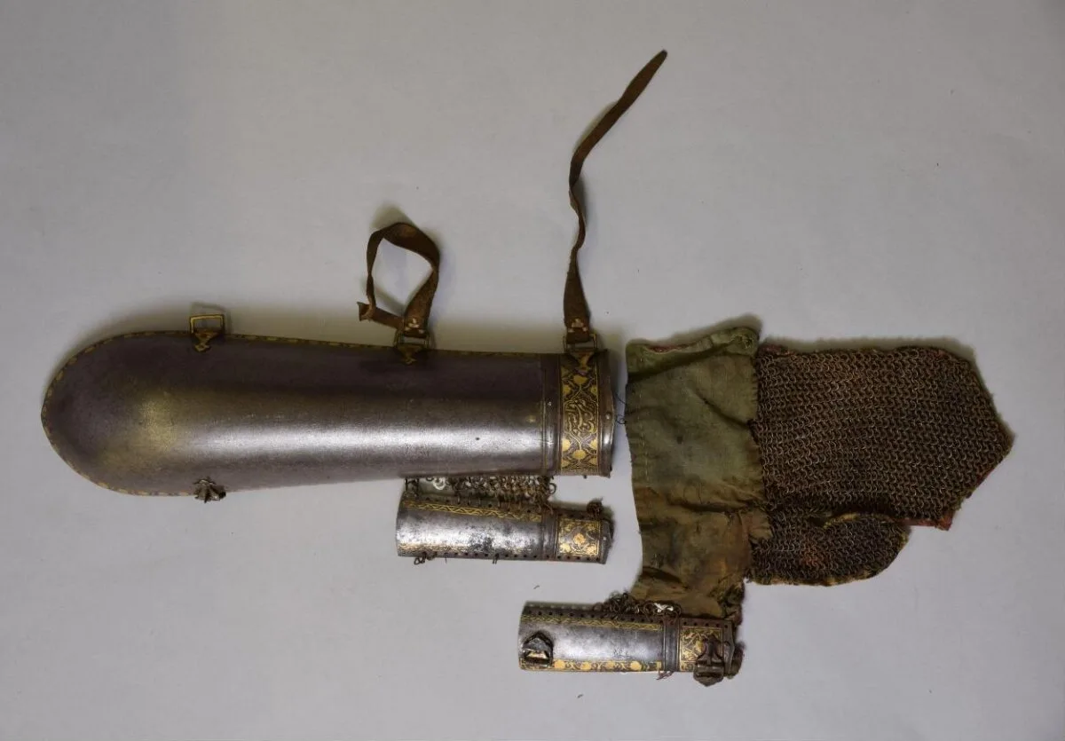 Brassard or Armpiece — تصویر رکورد موزهٔ ویکتوریا و آلبرت