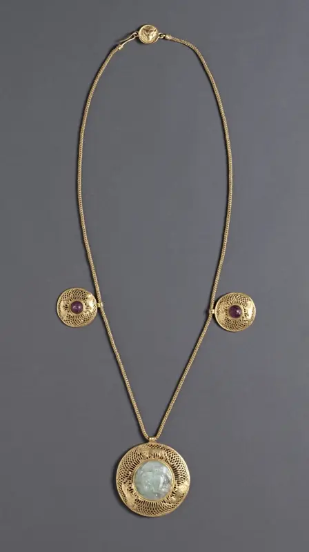 Necklace with Three Pendants — تصویر رکورد موزهٔ هنر کلیولند (دسترسی آزاد)