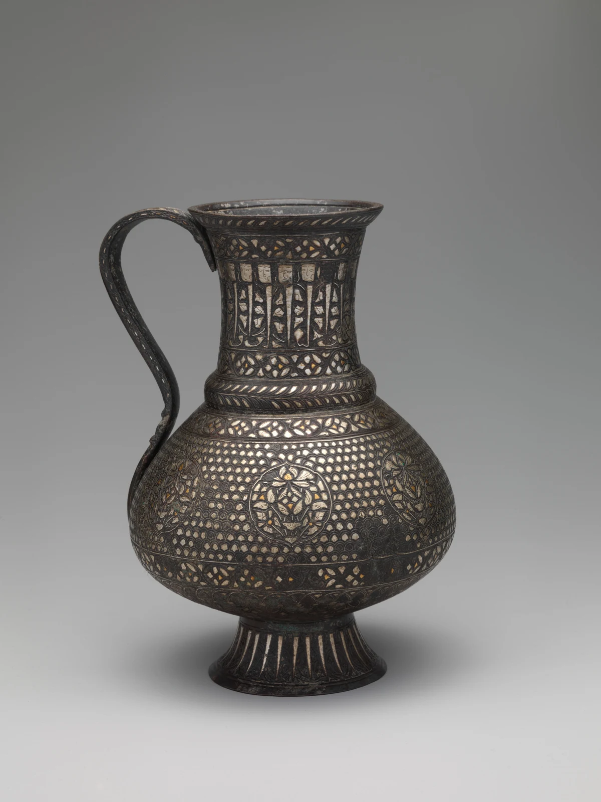 ابریق — نمای تکمیلی ثبت‌شده در رکورد موزه