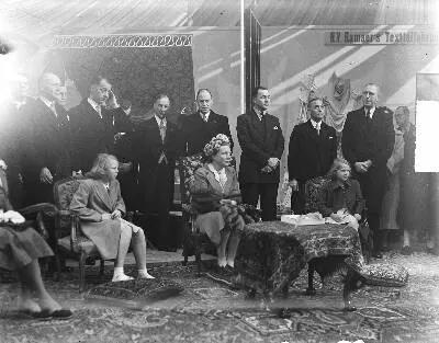 \"Prinses Beatrix verrichtte haar eerste officiële daad met de onthulling van een plaquette met \"het nieuwe wapen van onze Kroonprinses, die is aangebracht in de Beatrix-hal van de Jaarbeurs te Utrec — تصویر رکورد یوروپیانا