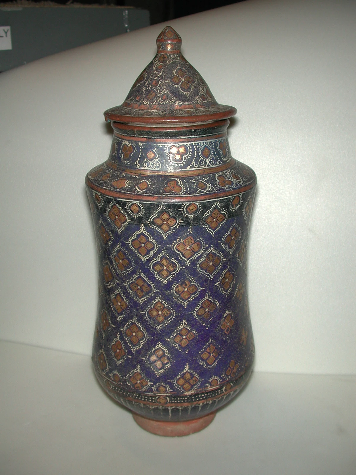 شیشه دارو (آلبارلو) با درپوش — نمای تکمیلی ثبت‌شده در رکورد موزه