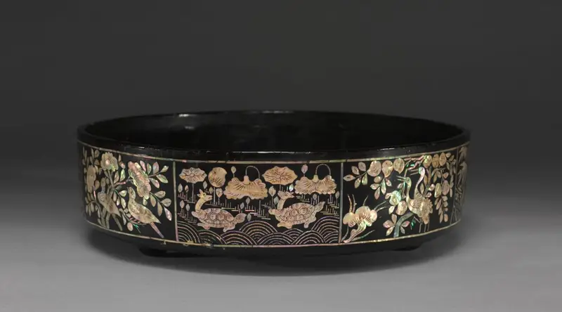 Tray for Sewing Tools with Mother-of-Pearl Inlay — تصویر رکورد موزهٔ هنر کلیولند (دسترسی آزاد)