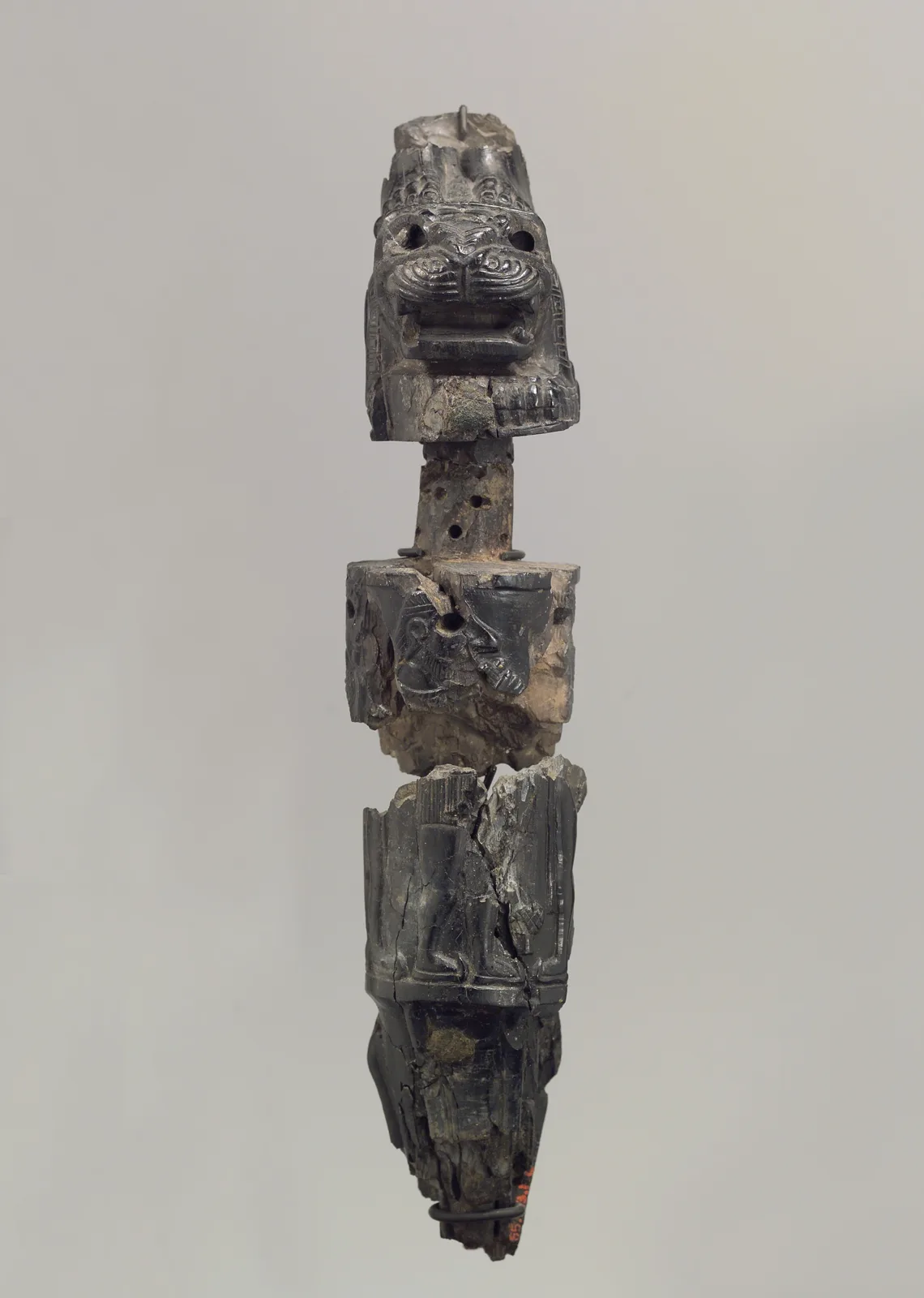 Furniture leg (?) with a recumbent lion supporting a deity — تصویر رکورد موزهٔ متروپولیتن (دسترسی آزاد)