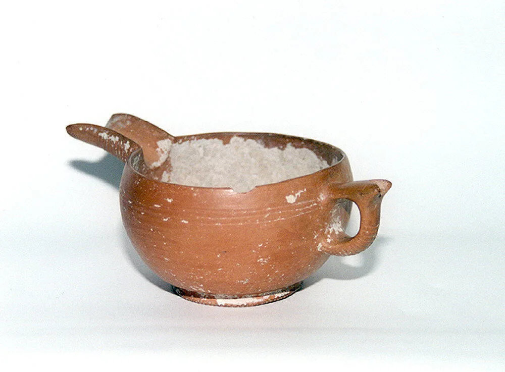 Cup with handle and spout — تصویر رکورد موزهٔ متروپولیتن (دسترسی آزاد)