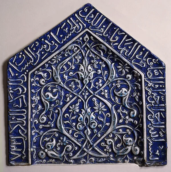 کاشی از یک محراب — نمای تکمیلی ثبت‌شده در رکورد موزه