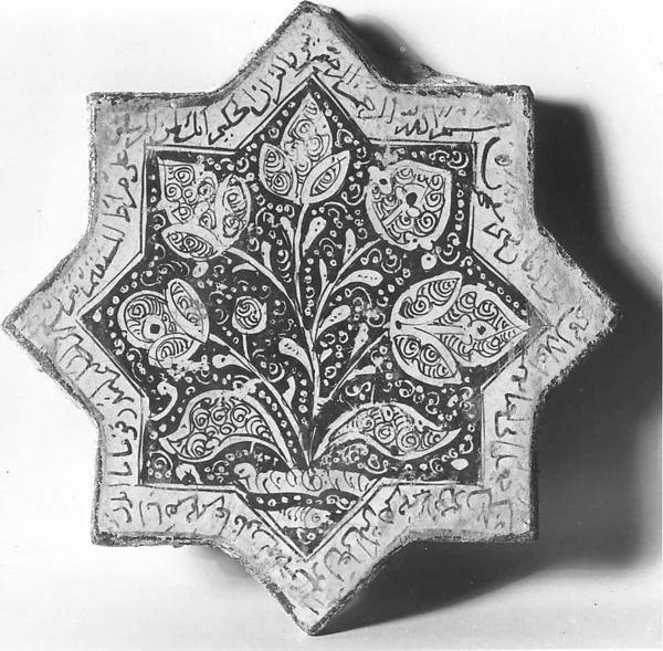 Star-Shaped Tile — تصویر رکورد موزهٔ متروپولیتن (دسترسی آزاد)