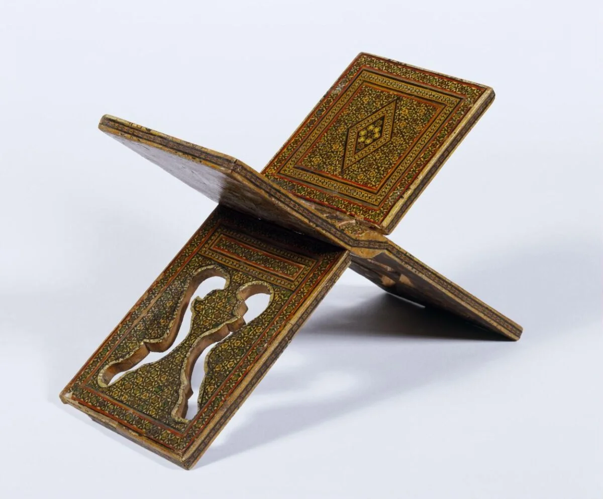 Qur'an stand — تصویر رکورد موزهٔ ویکتوریا و آلبرت