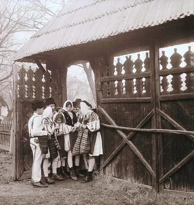 Grup folcloric în curtea gospodăriei Curtișoara, jud. Gorj - Muzeul Satului (1975) — تصویر رکورد یوروپیانا