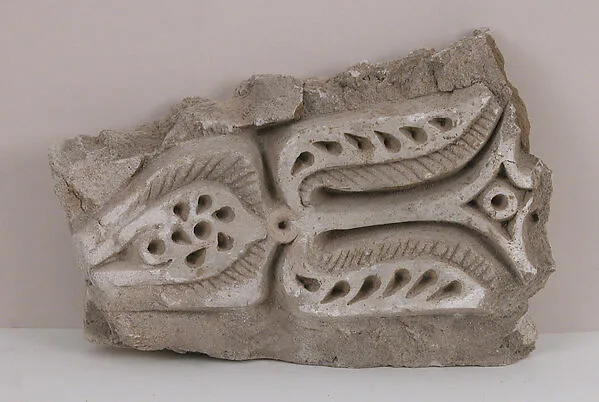 Stucco Fragment — تصویر رکورد موزهٔ متروپولیتن (دسترسی آزاد)