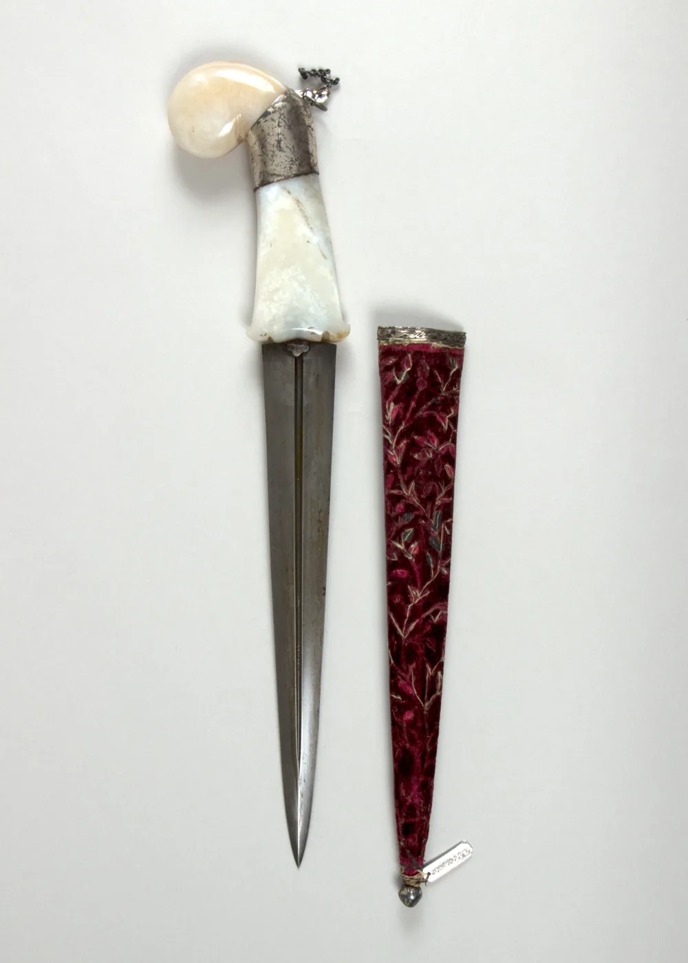 Dagger with Sheath — تصویر رکورد موزهٔ متروپولیتن (دسترسی آزاد)
